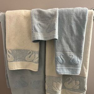 Royal Canon Swan Towel Set